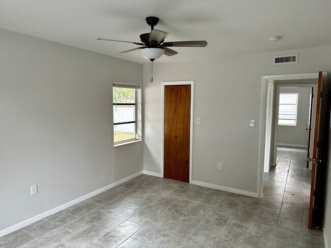 Building Photo - Stunningly Renovated 2/1 near the water av...