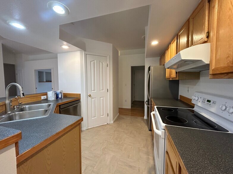 Building Photo - 5686 S Olearia Pl