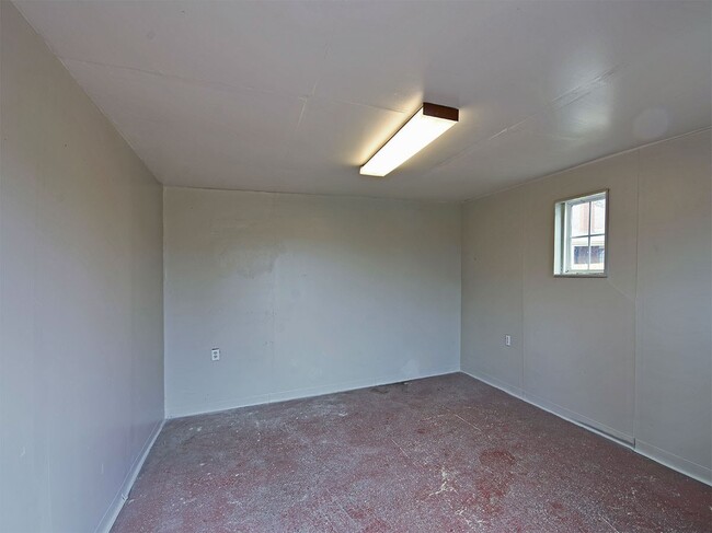 Building Photo - 4 Bed with bonus, 2.5 Bath near E Shelby D...