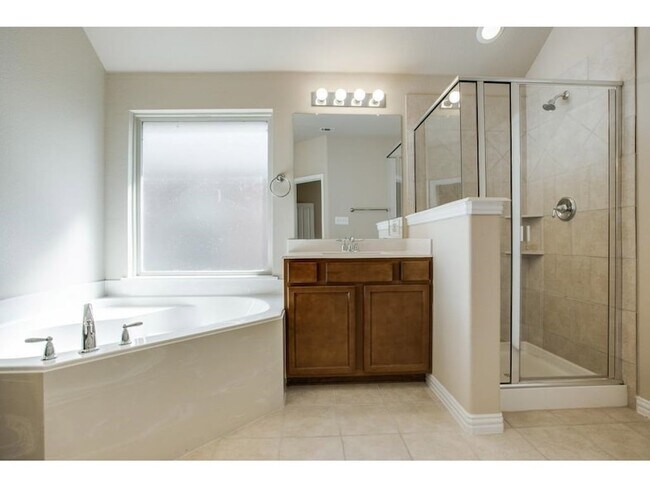 Building Photo - 1120 Villa Paloma Blvd