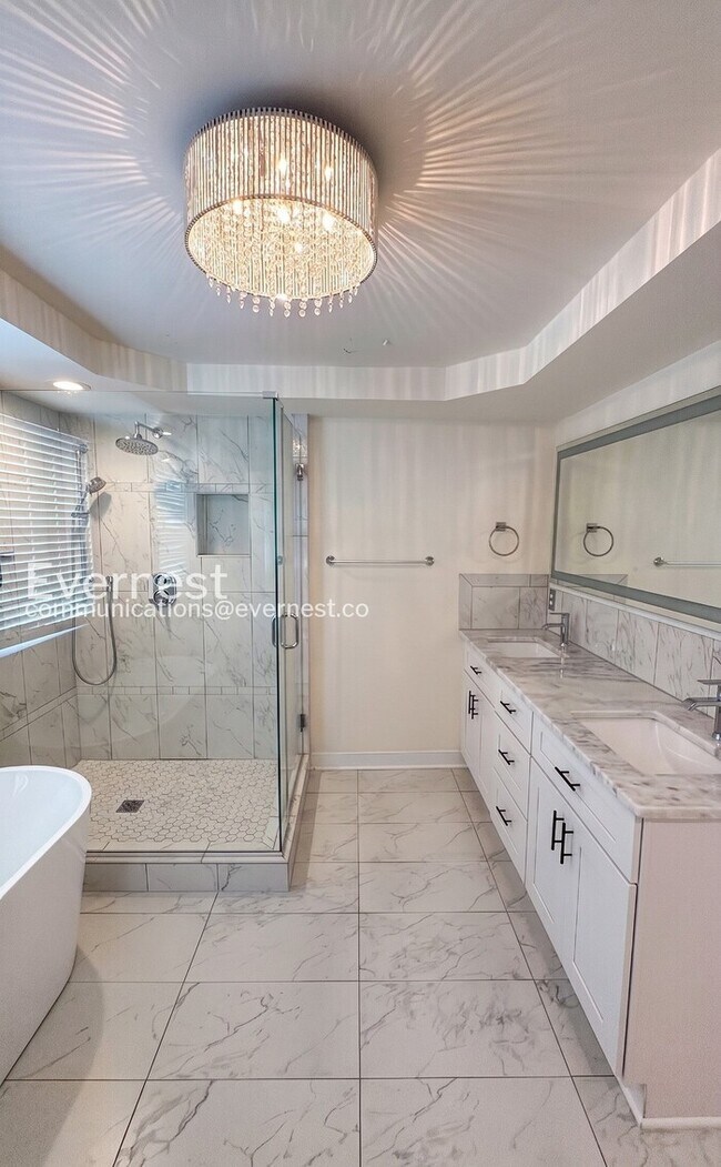 Building Photo - 4 Bed, 3 Bath Home with Fenced Yard / Pet-Friendly / Available Now!