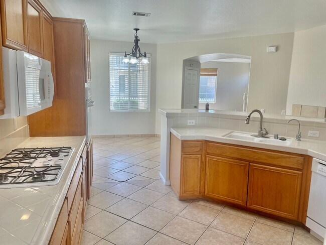 Building Photo - Spacious 4 Bedroom
