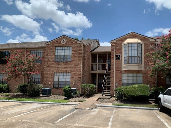 Building Photo - 2255 Braeswood Park Dr