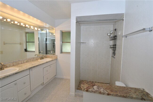 Building Photo - 3461 Lakeview Dr