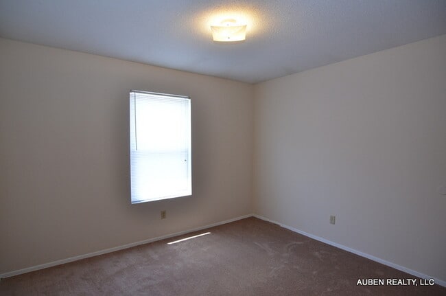 Building Photo - 2 Bedroom Duplex - Section 8 OK!