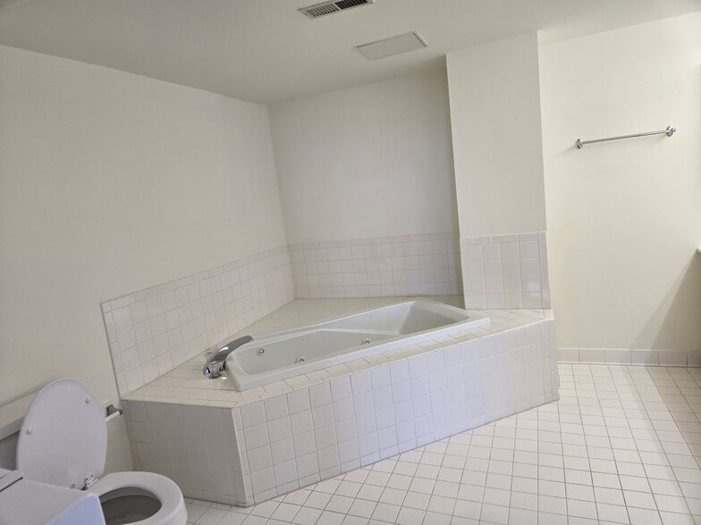 Prime Bathroom - 5450 Whitley Park Ter