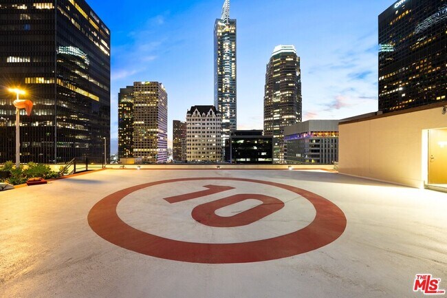 Building Photo - 655 S Hope St