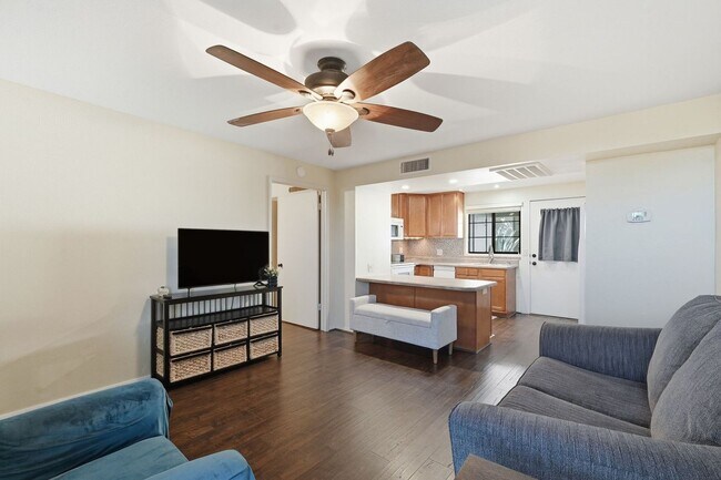 Building Photo - Charming Furnished, 55+ Community in Green Valley!