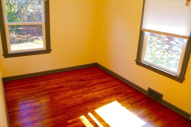 Building Photo - Cozy Seward Park Home with Large Yard!