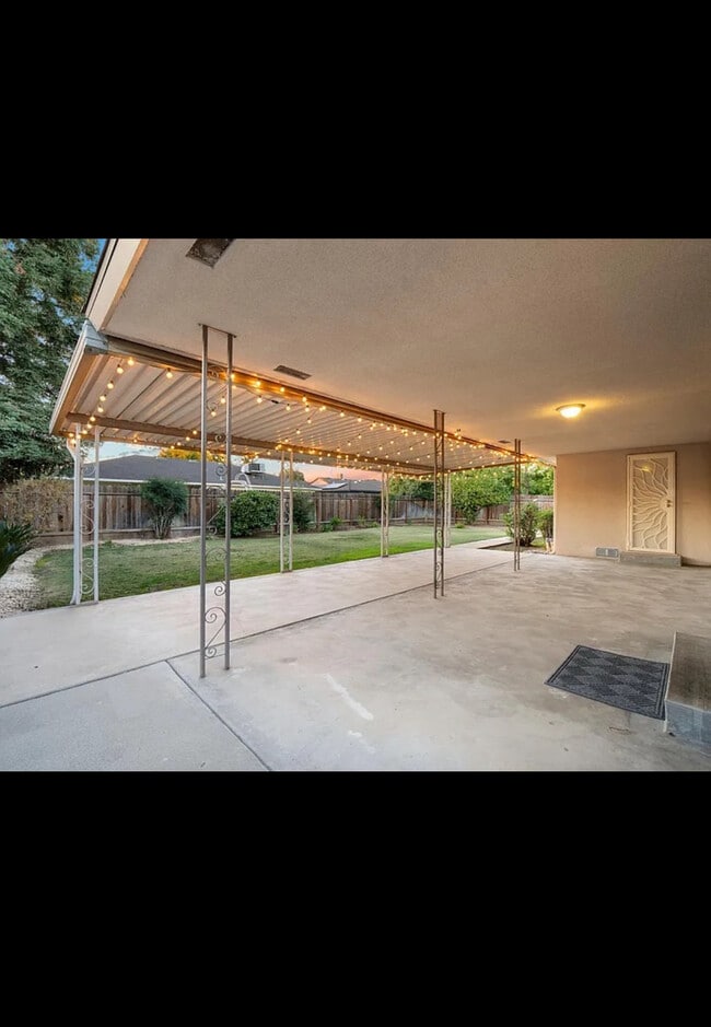 Building Photo - 6109 N 10th St