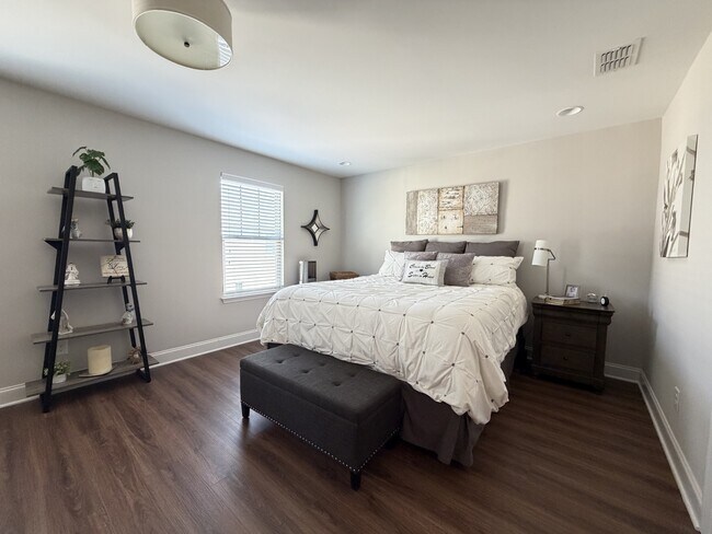 Building Photo - 1630 Shadow Green Dr