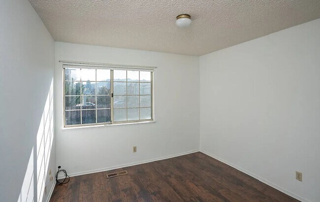 Building Photo - 620 Primrose Terrace
