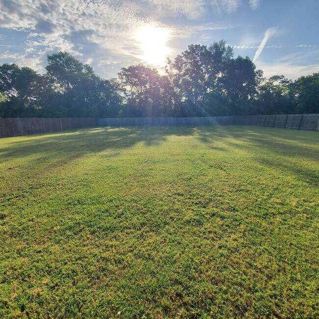 Building Photo - Tranquil Oasis: Spacious 4BR Home with Mod...