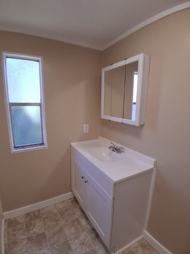 Building Photo - $1,800 - 2 Bedroom / 1 Bath Mobile Home Sitting on the Tuckasegee River