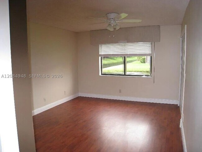 Building Photo - 447 Lakeview Dr