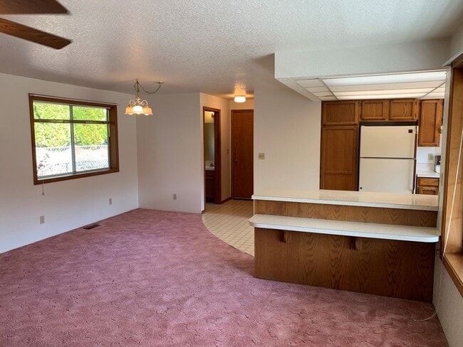 Building Photo - Large 2 Bedroom Hucrest Home! 1 Year Lease Required