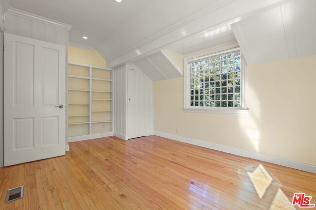 Building Photo - 555 S Westgate Ave