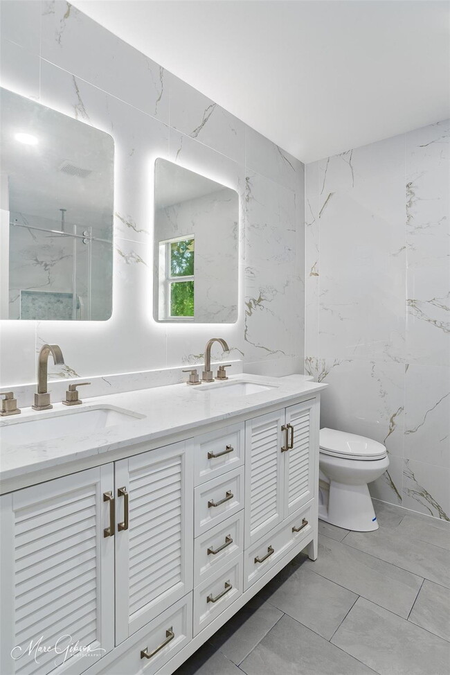 Building Photo - "Spacious 4-Bedroom Gem with a flex room a...