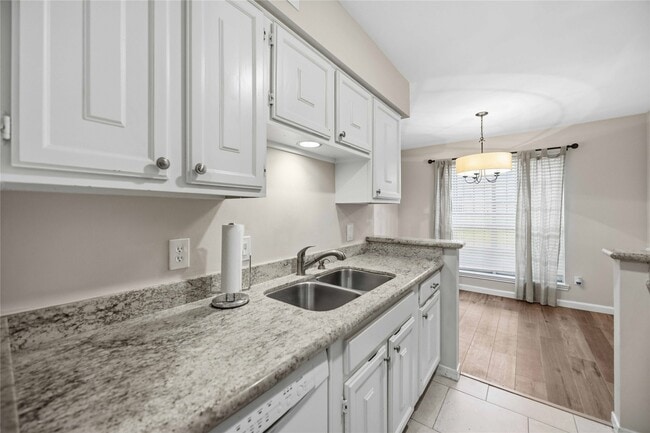 Building Photo - 10336 Briar Forest Dr