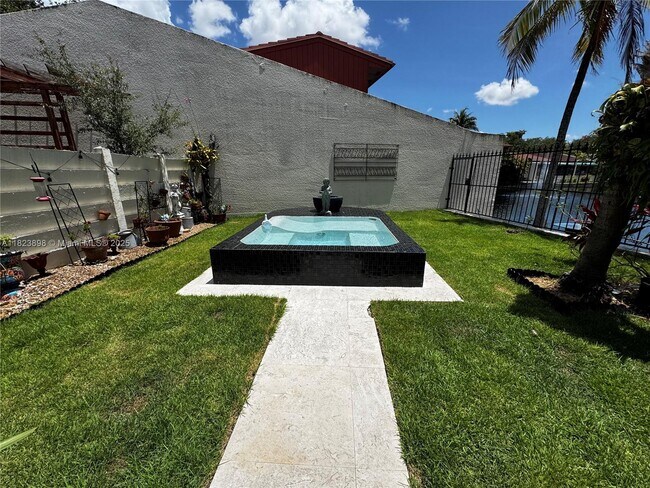Building Photo - 6984 Greentree Ln
