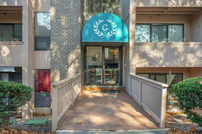 Building Photo - 10 Shrewsbury Green Dr