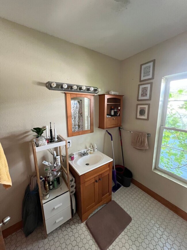 Building Photo - Spacious Two-Bedroom Upper with Lofted Bonus Space on Milwaukee’s Upper East Side