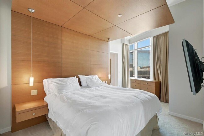 Building Photo - 1 Renaissance Square