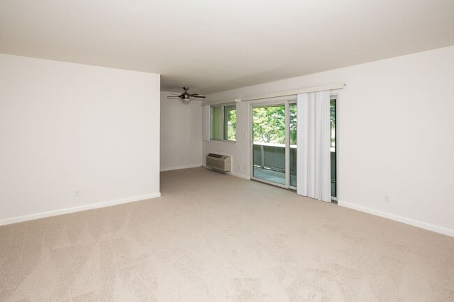 Building Photo - Spacious unit with a central location