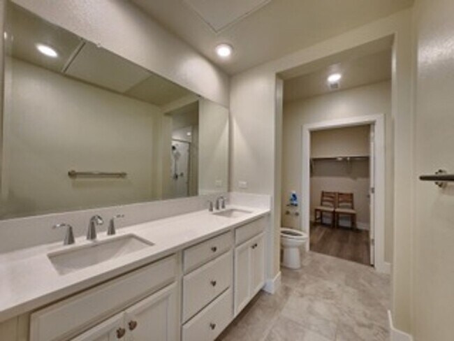 Building Photo - Upscale 2/2 Apartment in The Cannery!