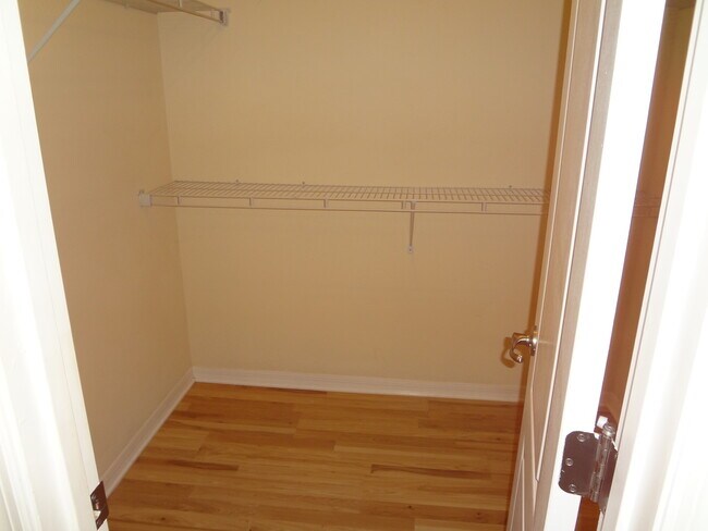 Building Photo - Beautiful 3BR Home in Mallory Square, Lawn Care Included