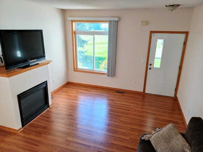 Building Photo - 2 Bedroom 2 Bath End Unit Townhouse - Shak...