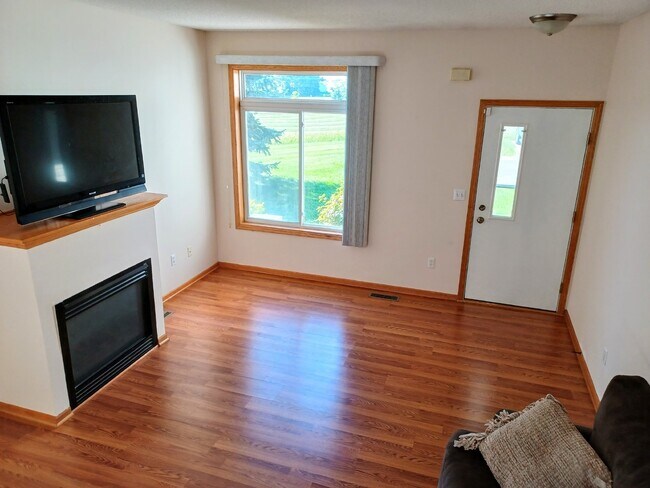 Building Photo - 2 Bedroom 2 Bath End Unit Townhouse - Shakopee