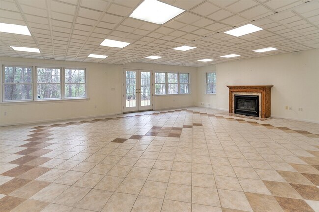 Building Photo - 41 Carriage Way
