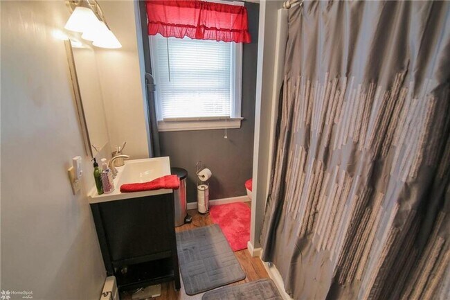 Building Photo - This adorable home is available for rent. This 2 bedroom property has bee renovated