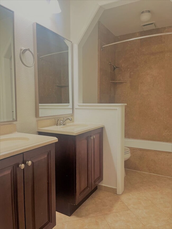 Building Photo - MOVE IN SPECIAL- 2 Bed 1.5 Bath Townhome Available Now!