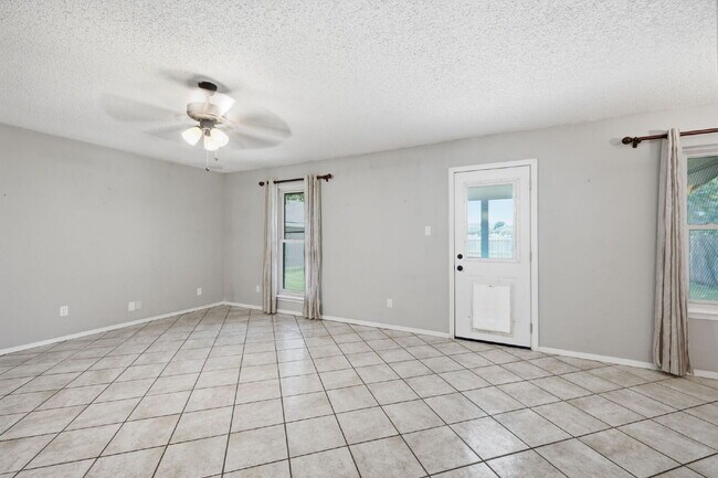 Building Photo - Charming 3 Bedroom Home near Schools and Rec Center
