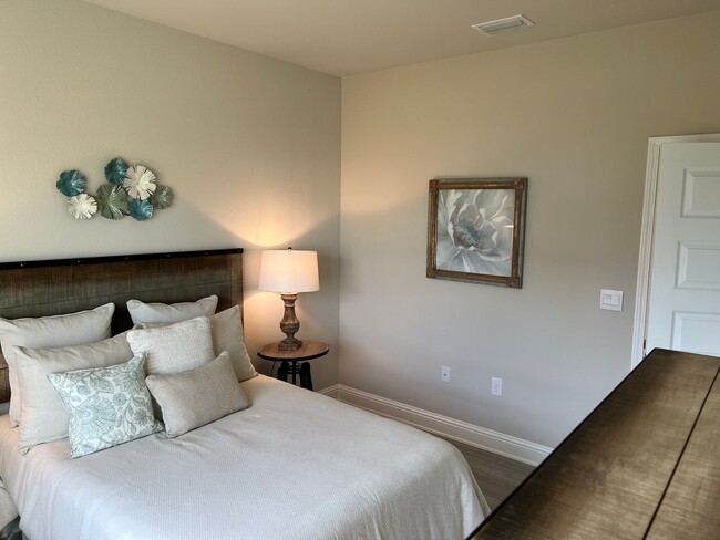 Building Photo - AVAILABLE IN NOVEMBER - Don't miss this op...