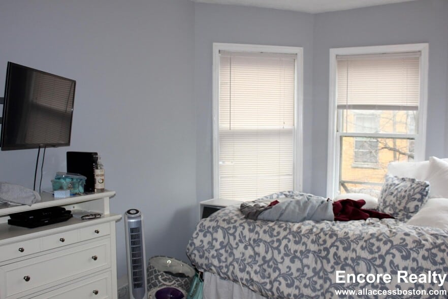 Building Photo - 40 Anderson St