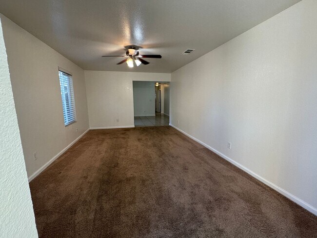 Building Photo - 3 Bed, 2 Bath Duplex in Quail Lakes Aea