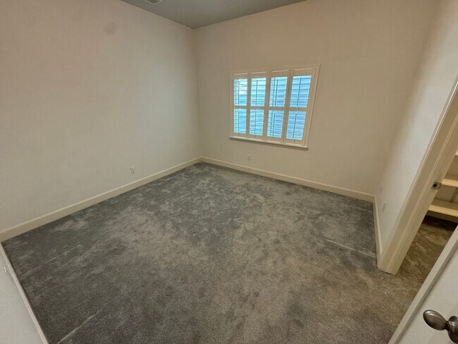 Building Photo - Beautiful spacious home in a lovely quiet ...