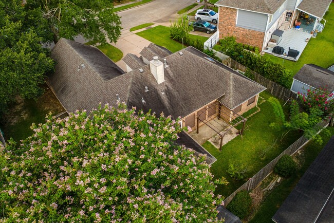Building Photo - 1813 Oakwood Dr E