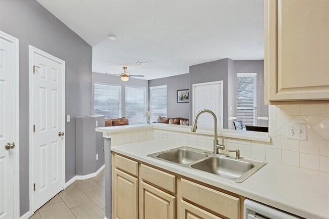 Building Photo - 2100 Pipers Field Dr
