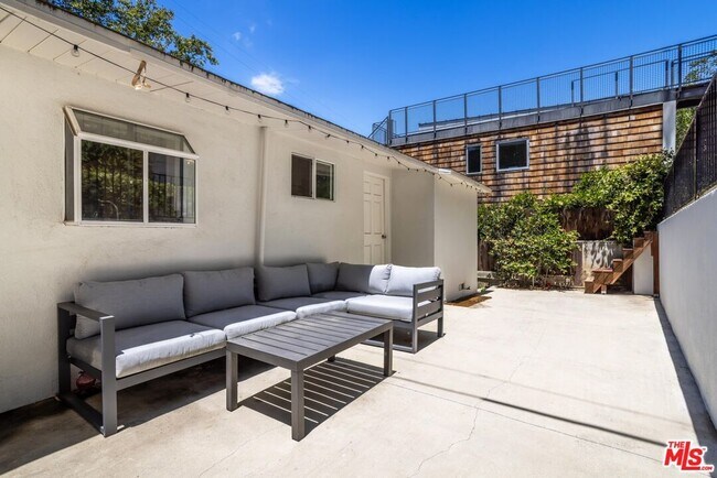 Building Photo - 8876 Wonderland Ave