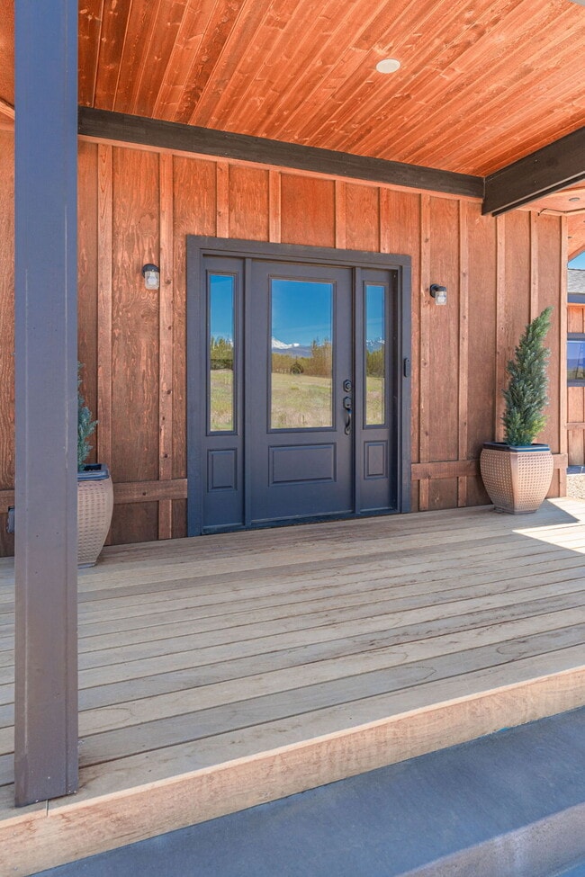 Building Photo - Luxury Home for Rent – Expansive Acreage, ...