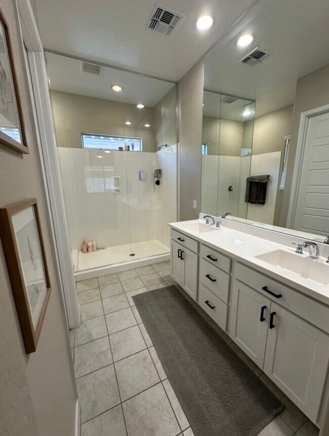 Building Photo - 2731 S Eastridge