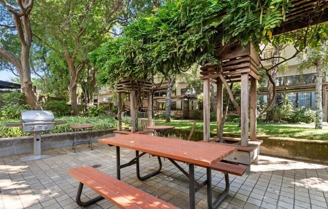 Building Photo - Charming Two Bedroom Condo in Mission Dolores - Please Contact for Showing Availability!