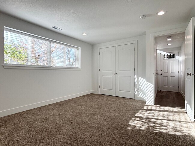 Building Photo - Beautiful Sandy Remodel Near Union Park!