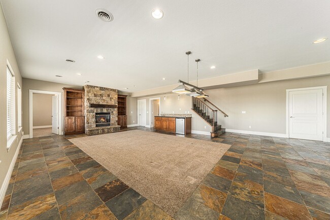 Building Photo - Stunning Custom Home in Hilltop Estates