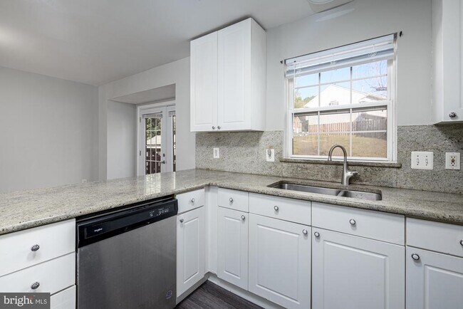 Building Photo - 105 Brenwick Ct