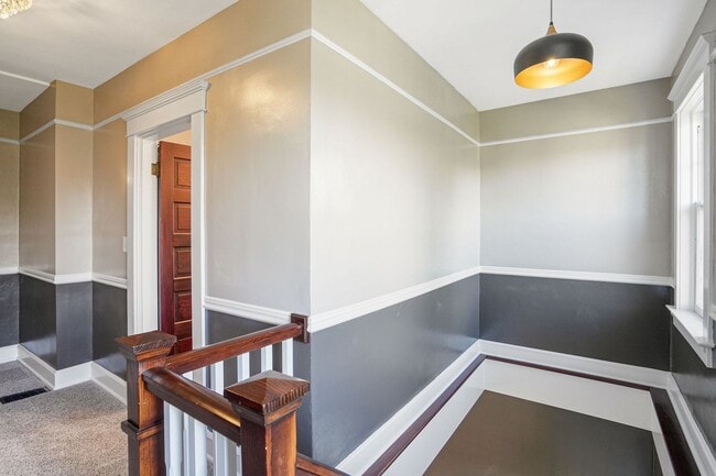 Building Photo - Fully furnished 5-bed, 3.5 bath home in hi...